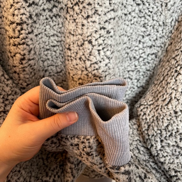 Victoria’s Secret PINK Women’s Gray Sherpa Jacket - Picture 3 of 10